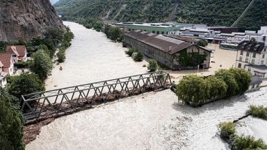 スイスのチップスで氾濫するローヌ川(右)とナベヌ川。 写真: AP 経由のキーストーン